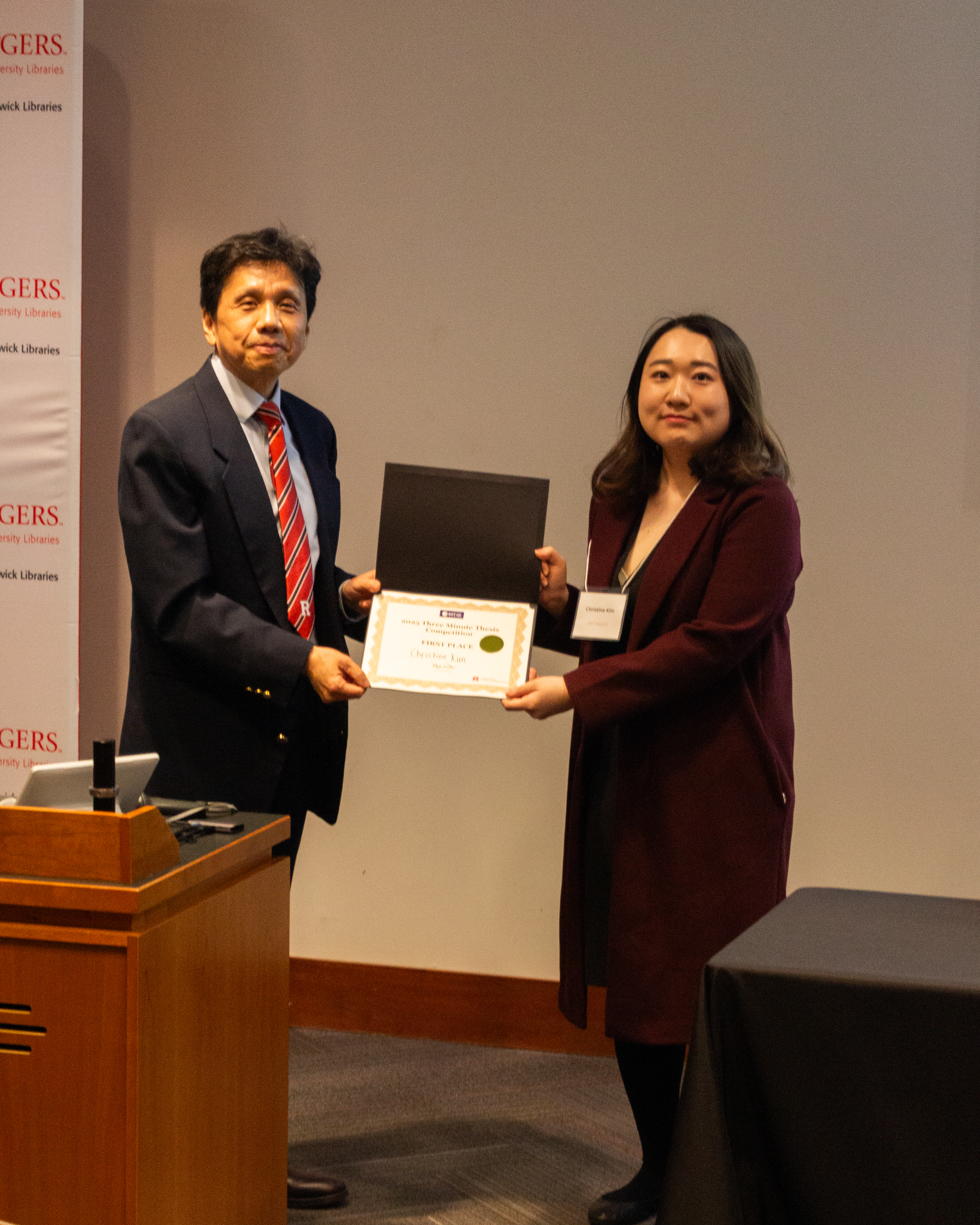 Dr. Hae Chang Gea, Professor and Senior Associate Dean for Academic Affairs at the School of Graduate Studies, presented the winners with their awards.